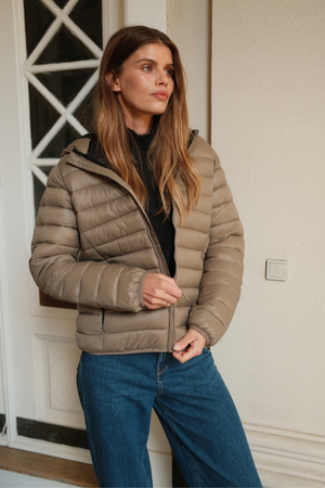 Lichte puffer jas - zand