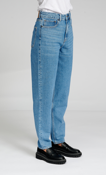 Le jean maman de performance original - Denim bleu clair