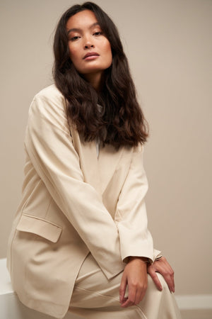 Costume surdimensionné (beige) - Forme de package