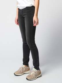 Le jean skinny de performance original - denim noir lavé