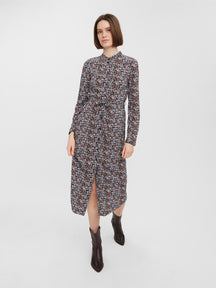 Robe de chemise longue facile - noir avec des fleurs bleues