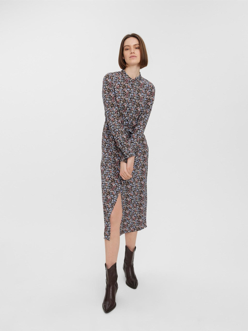 Robe de chemise longue facile - noir avec des fleurs bleues